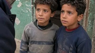 مليونير يزور قبر أولاده
