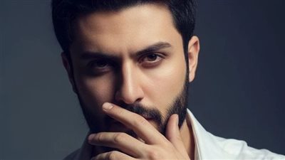  دخل المليونير في منتصف الليل وتجمد عندما رأى عاملة النظافة نائمة بجوار توأميه